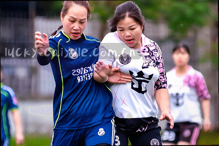 两块同构的界面骨架并排摆放，用完全相同的网格线表示两端结构一致，无任何文字与标识